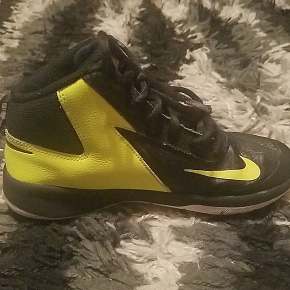 Boys Nike Sneakers - Picture 9 of 10